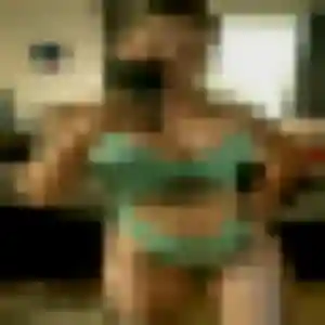 Anne-Charlotte, 21 ans, connectée à Carros pour une rencontre coquine